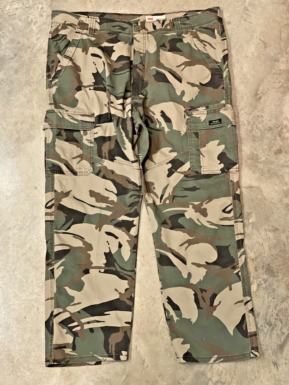 Wrangler Premium Cargo Pants Mens 42x30 Camo Flex Relaxed Fit Workwear NWT Baggy